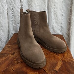 NWT Ralph Lauren 'Corinne' Buck Colored Suede Combat Chelsea Ankle Boots. Sz9. 5